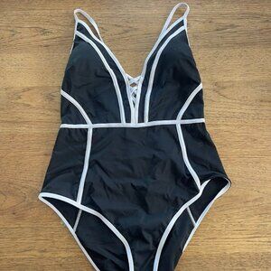 Cupshe Black/White X-LARGE Open Tie Back V-Front One Piece Swimsuit E